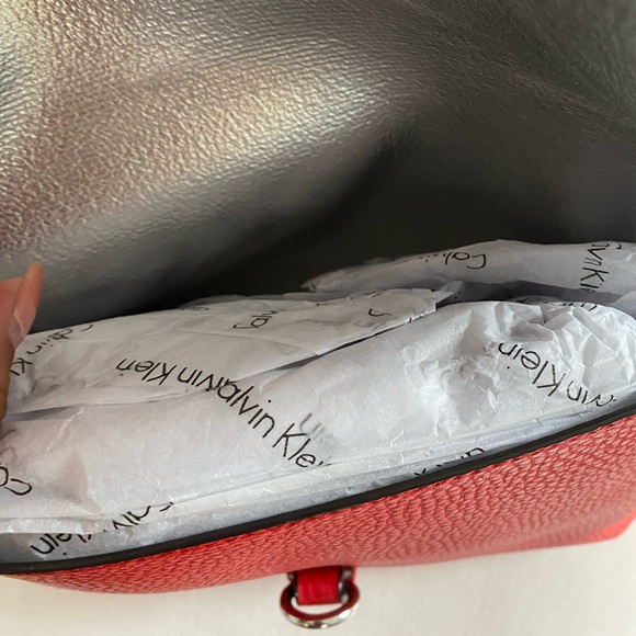 CALVIN KLEIN pebble red crossbody - Picture 4 of 5